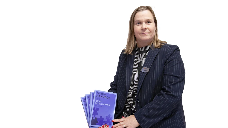 en kvinna med böcker i händerna 