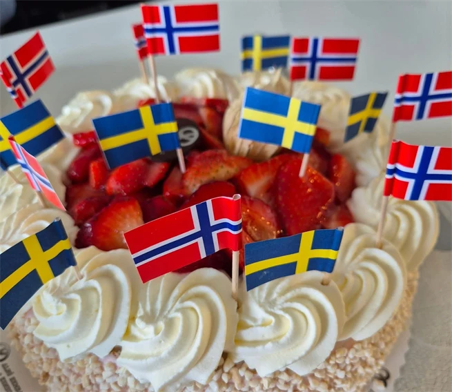 Norska och svenska flaggor på en gräddtårta