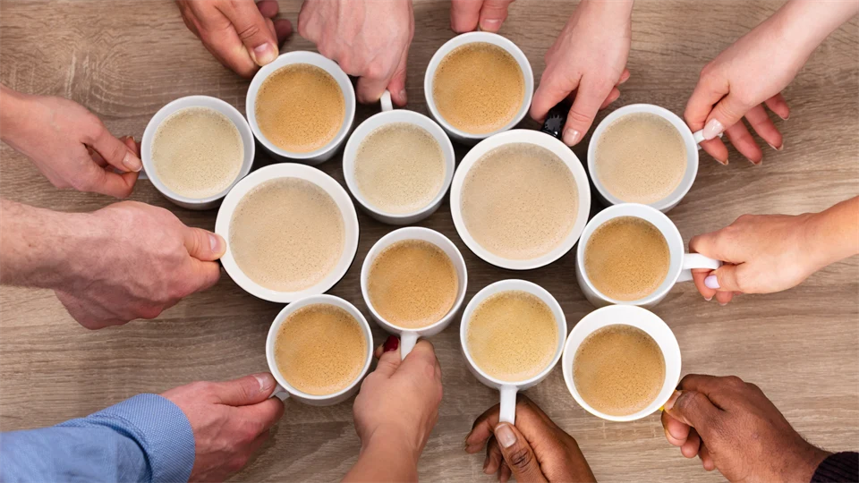Händer håller i kaffekoppar