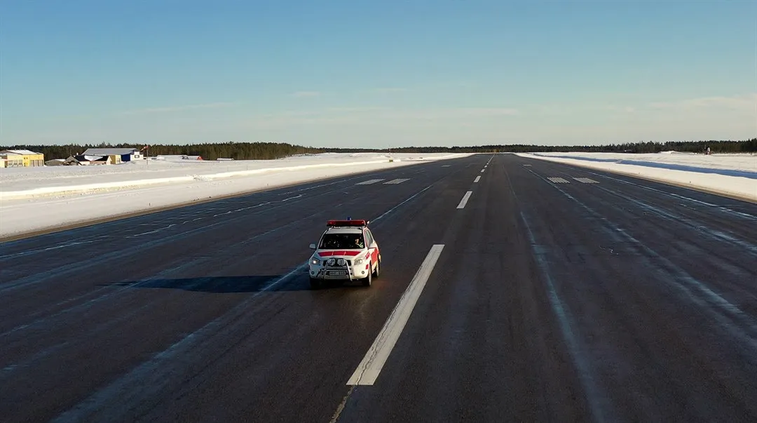 Bil som kör på en landningsbana på Örnsköldsviks flygplats.