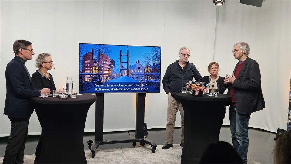 Fem personer runt två ståbord i en TV-studio