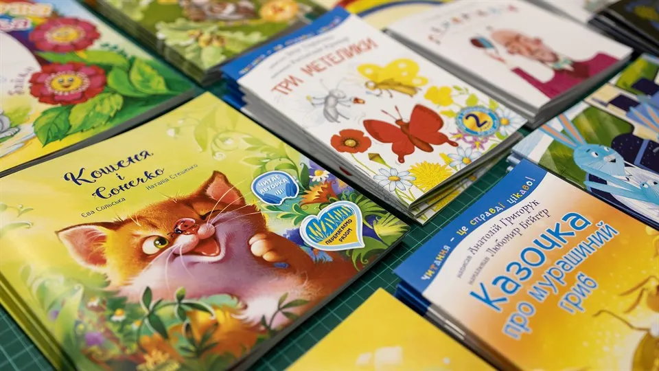 Flera färgglada bilderbarnböcker på ukrainska på rad