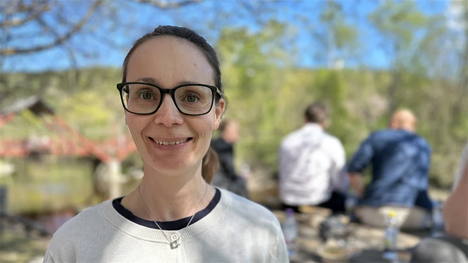 En kvinna med glasögon utomhus