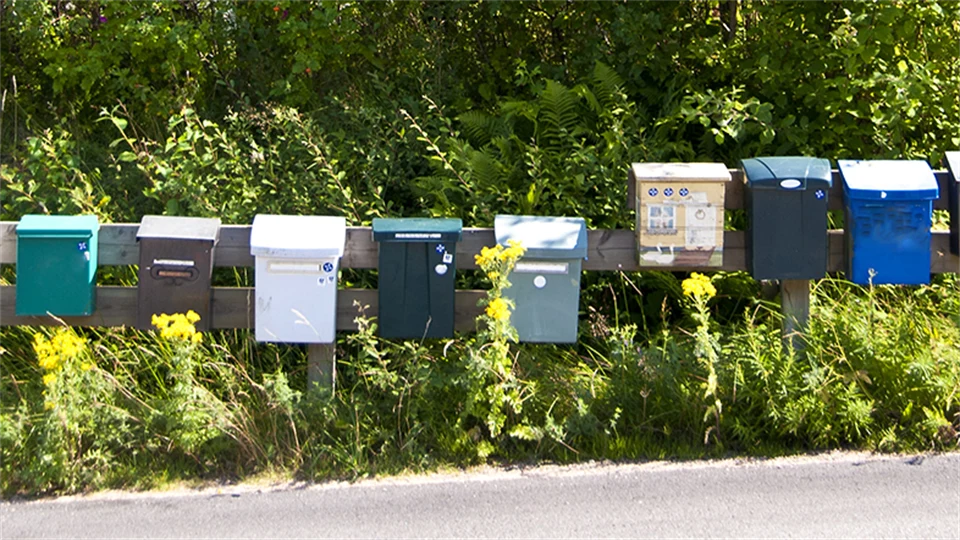brevlådor på rad i Sverige