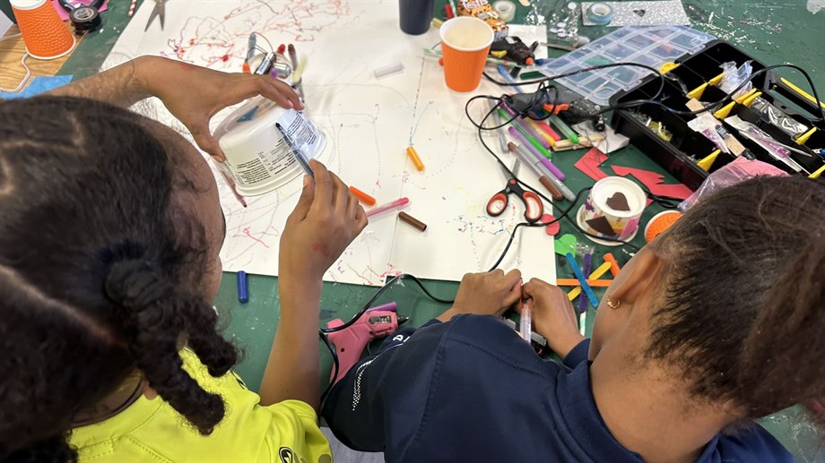 SDFF-tjejer som skapar på Makerspace.