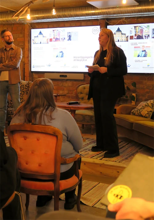 Kvinnlig moderator pratar från scenen under Möteslänken 2026