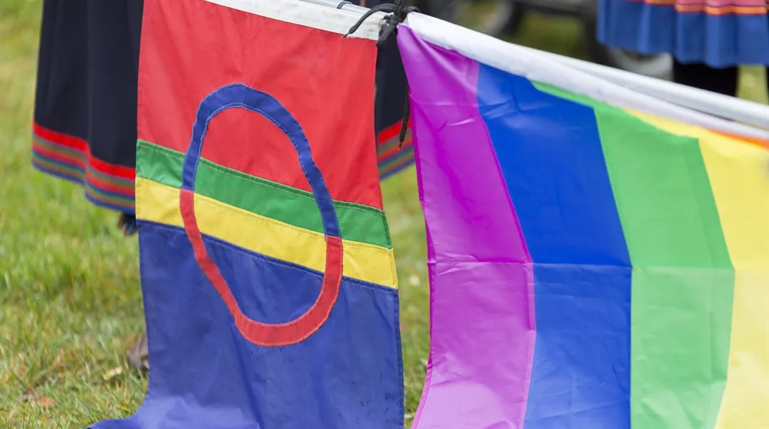 Samisk flagga och regnbågsflagga