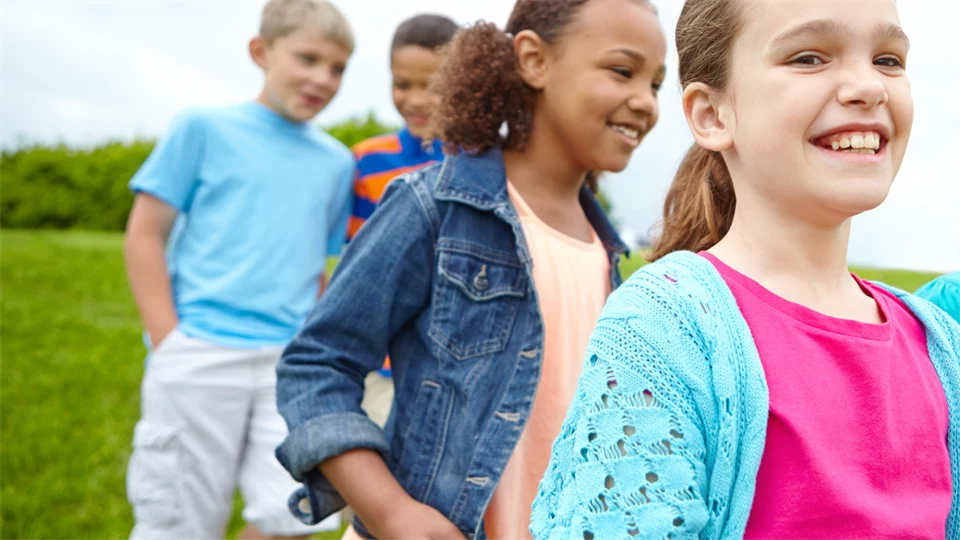 Fyra barn leker utomhus.