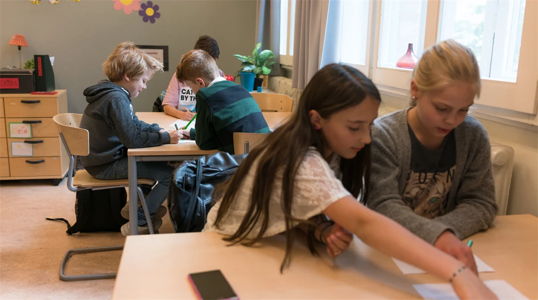 Skola klassrum skolbarn