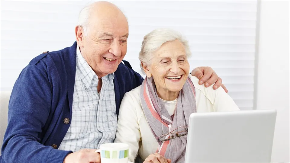Äldre par som lär sig dator