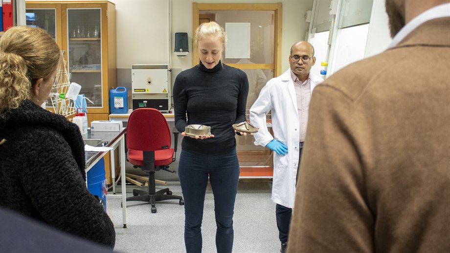 Researchers Amanda Mattsson and Hafizur Rahman at FSCN talk about the research on the new material in menstrual products.