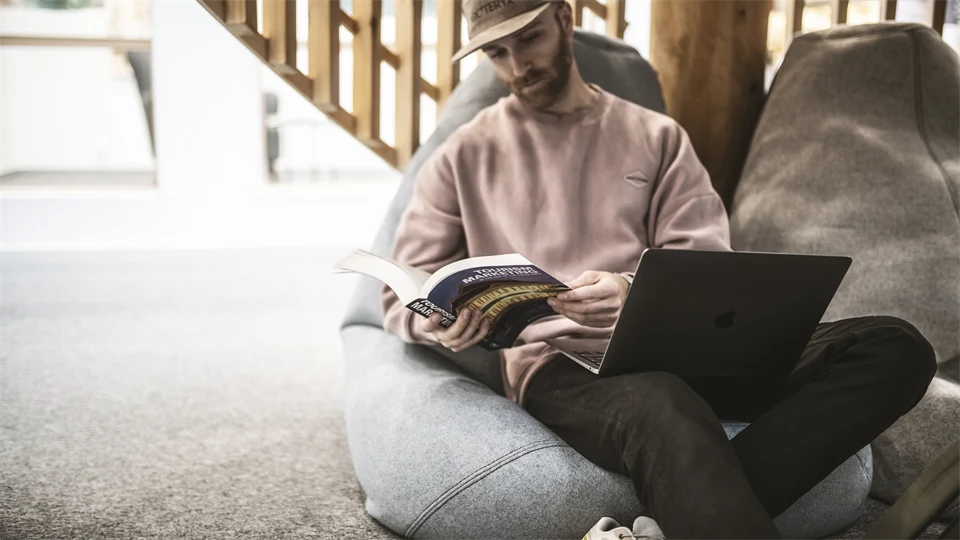 Studenter i campusmiljö.