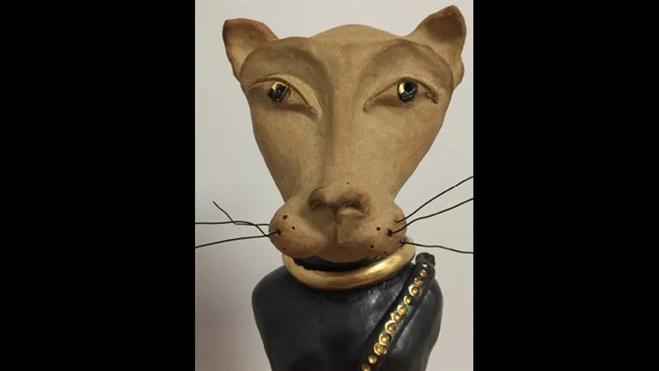 Byst av en katt i keramik. 