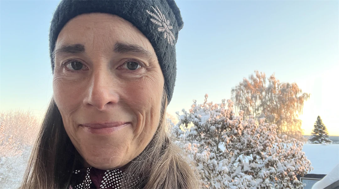 en kvinna med mössa i vintermiljö