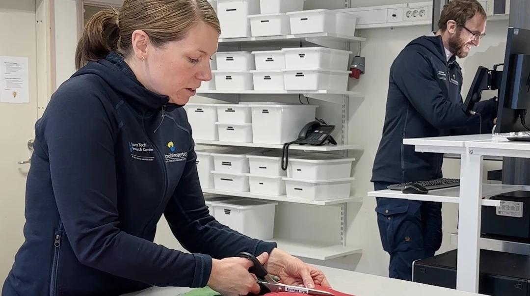 Två personer i ett labb