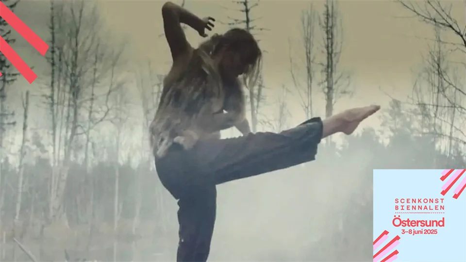 Kvinna som dansar i en skog