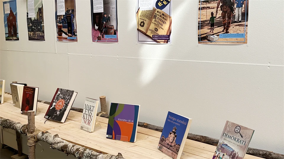 Böcker och affischer från utställning i biblioteket