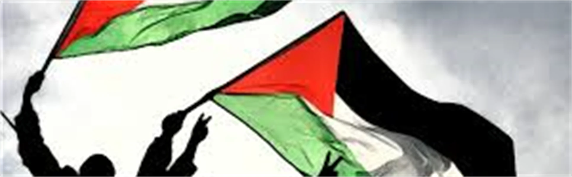 Två palestinaflaggor vajandes i luften