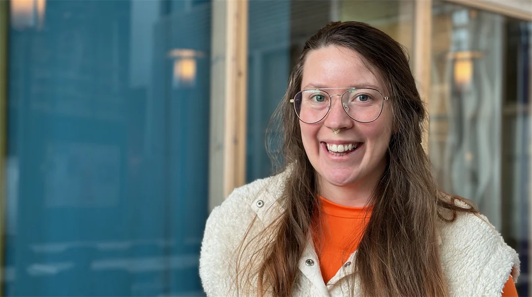 Porträtt av leende kvinna