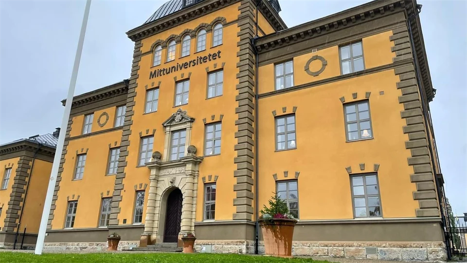 gul byggnad campus östersund