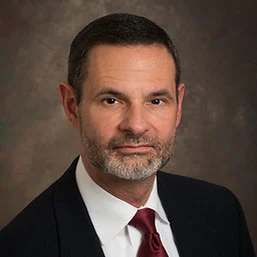 Man i kostym med röd slips.