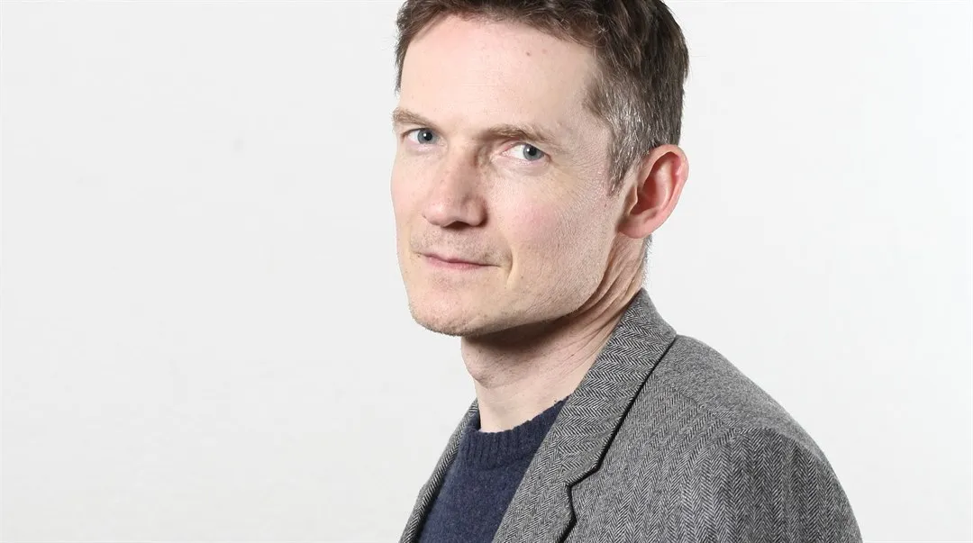 Jesper Enbom i grå kostym