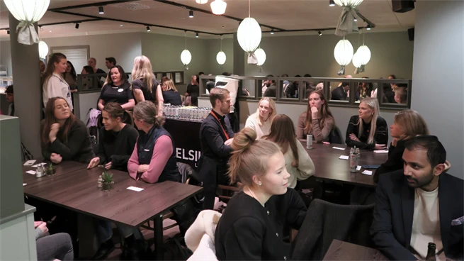 Grupp av studenter som samtalar med varandra under mingel i restaurangen på campus Östersund