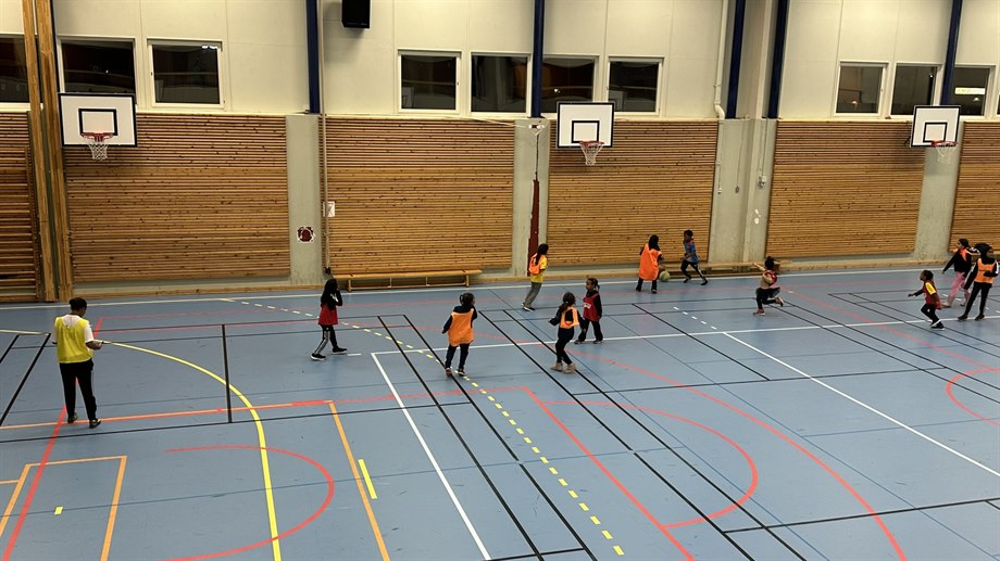 SDFF Plus träning med bara tjejer i i olika åldrar. 