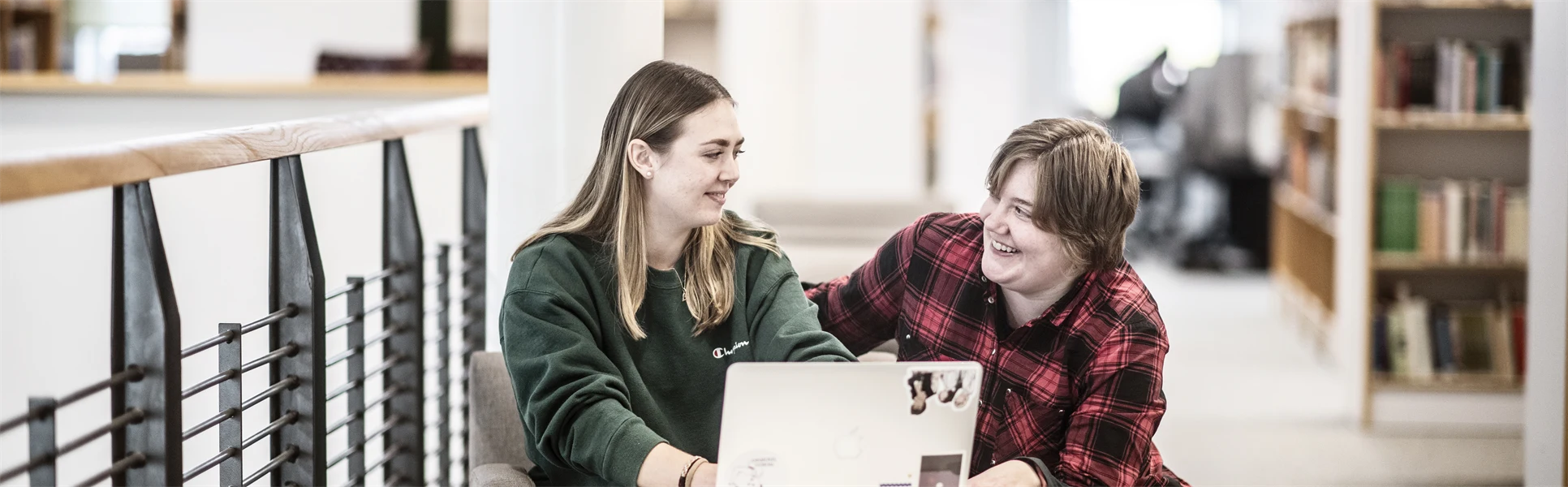 Två kvinnliga studenter som pluggar i biblioteket, Campus Östersund
