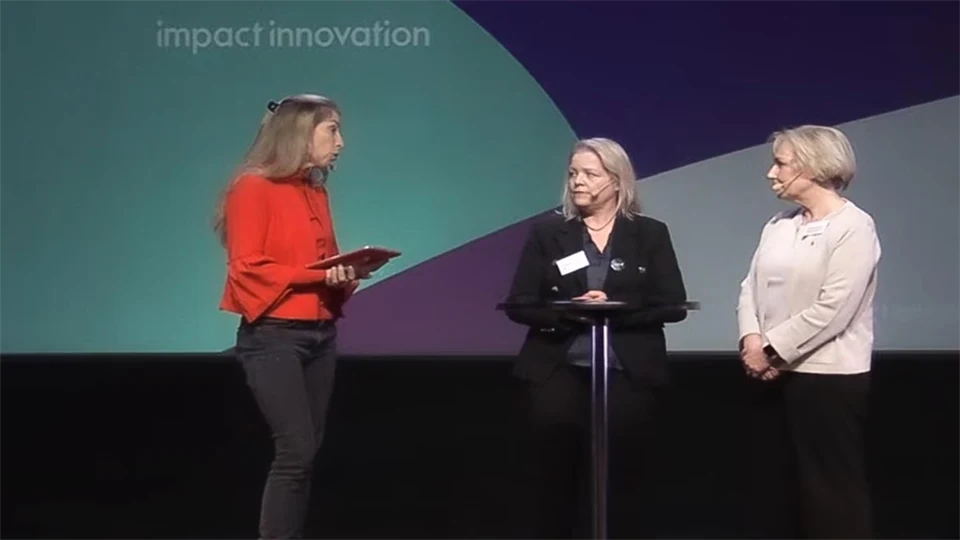 Tre kvinnor i samtal på scenen