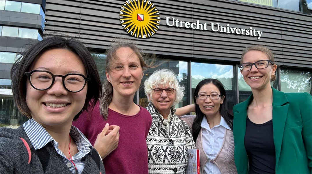 Fem personer som står framför Utrecht universitet i Nederländerna