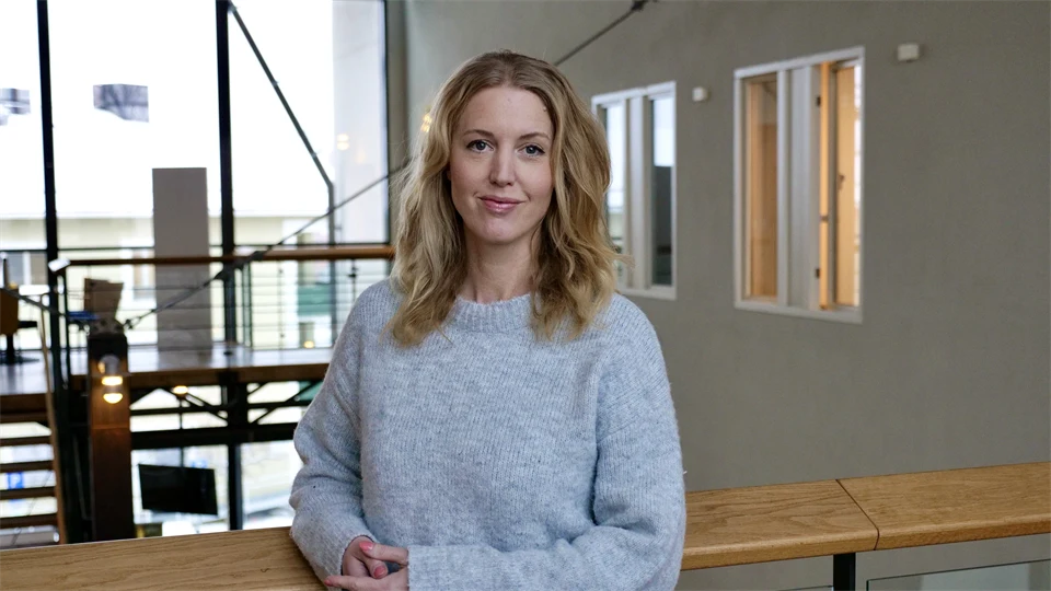 a woman with a grey sweatshirt