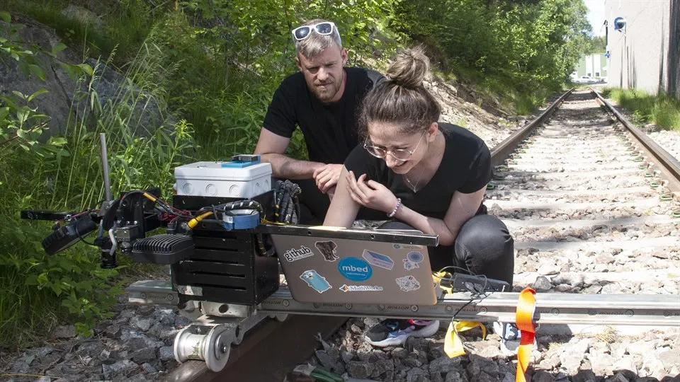 Irida Shallari och Anders Olsson tittar på mätresultat på en dator.