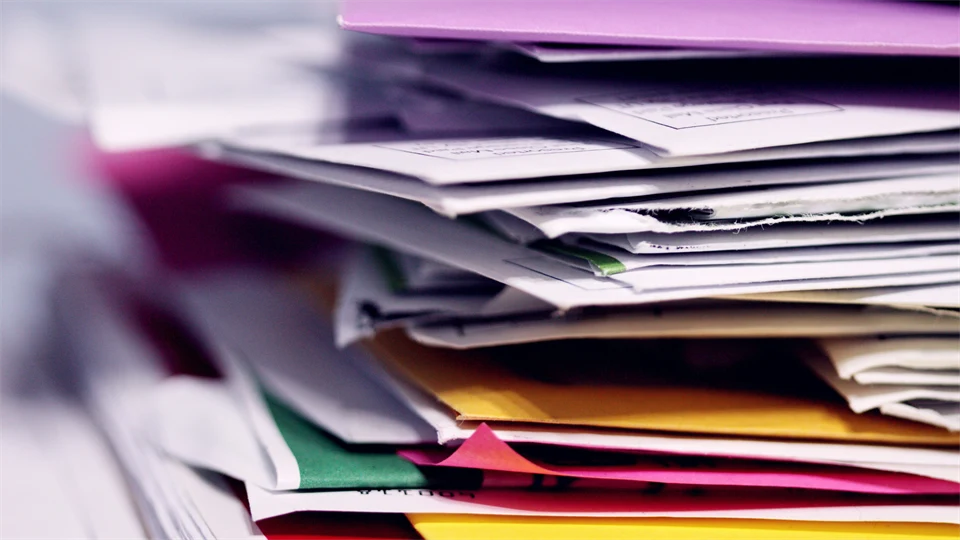 Hög med olikfärgade papper.