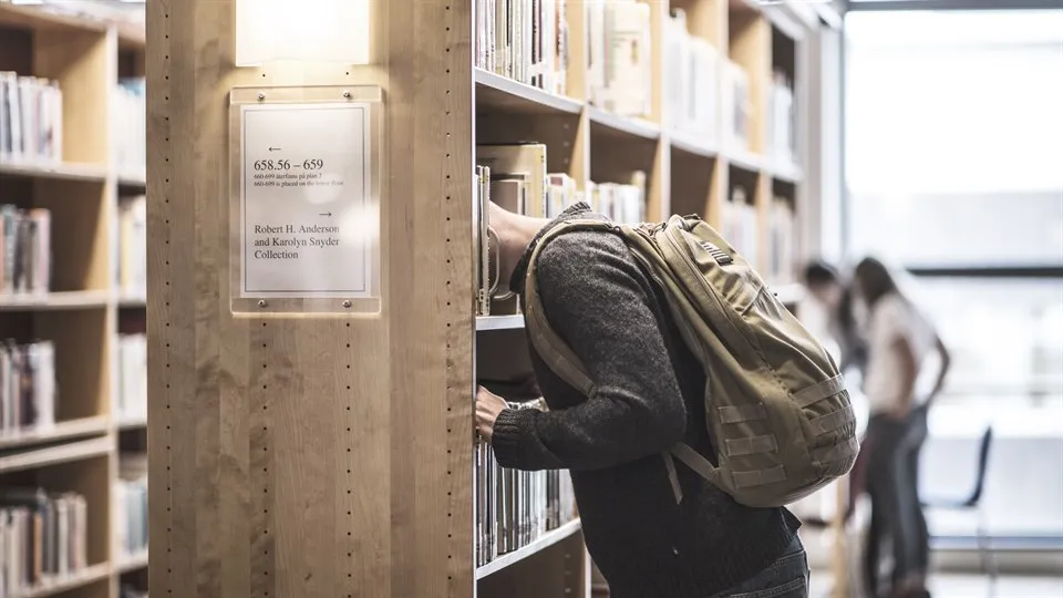 Biblioteket Campus Östersund bokhylla