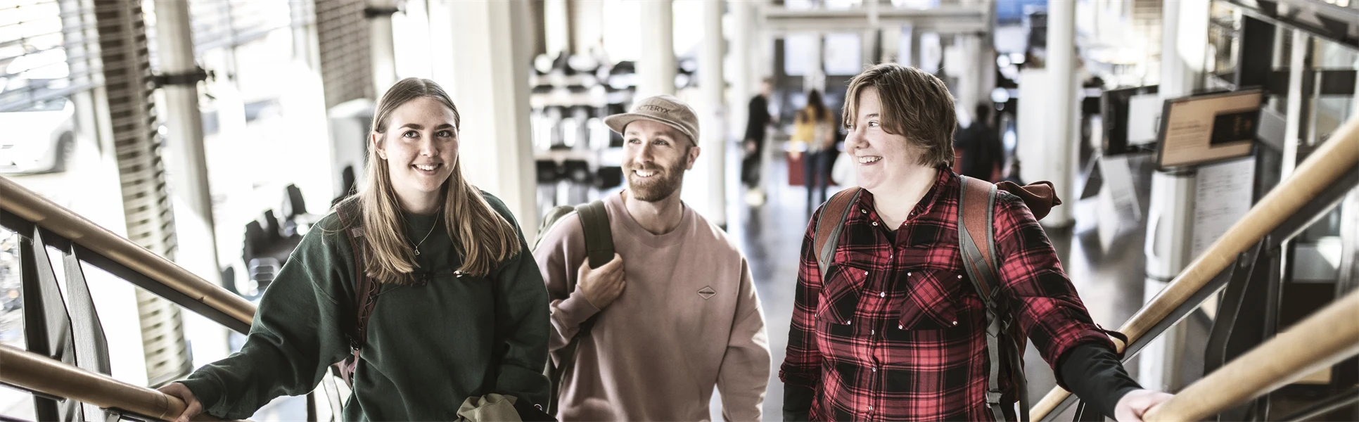 Studenter i campusmiljö.