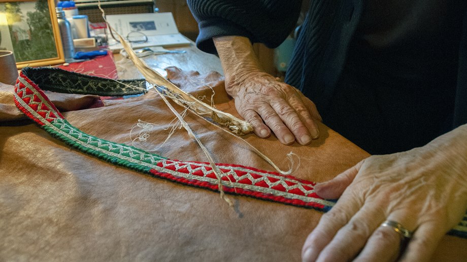 Martha Elise Jåma syr ett sydsamiskt bälte.