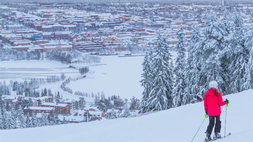 En flicka som åker slalom i Östersund