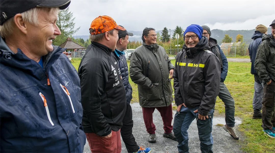 En grupp människor som står och pratar.