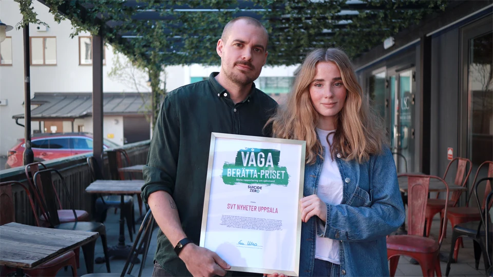 en man och en kvinna poserar med diplom