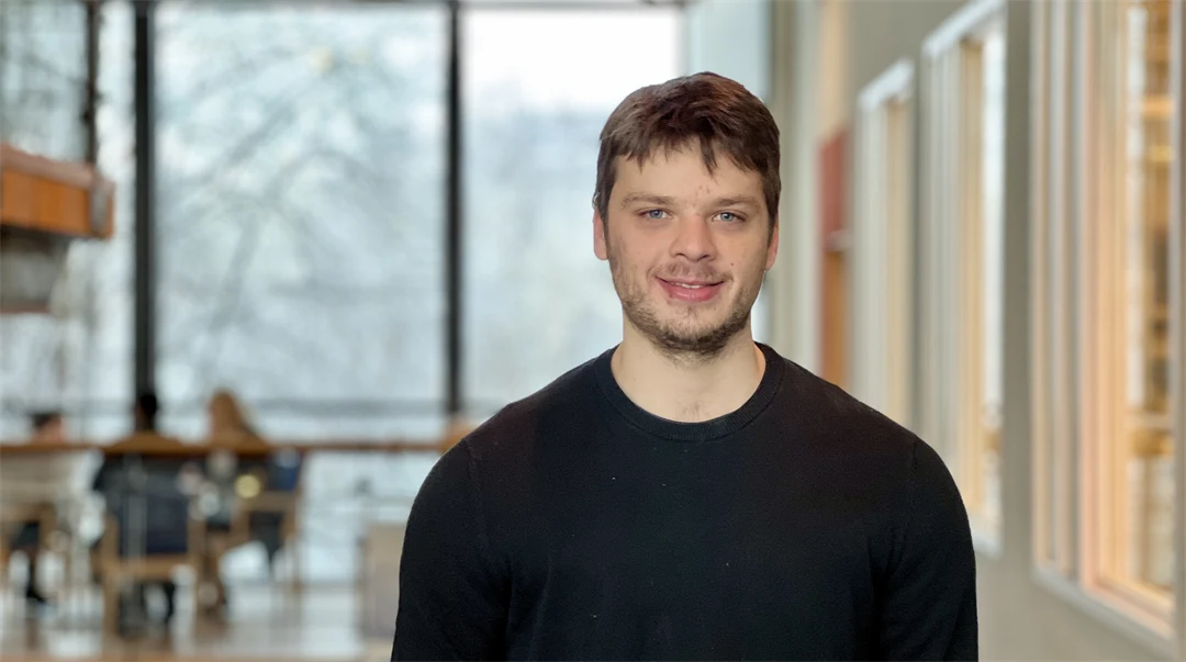 En man med svart tröja