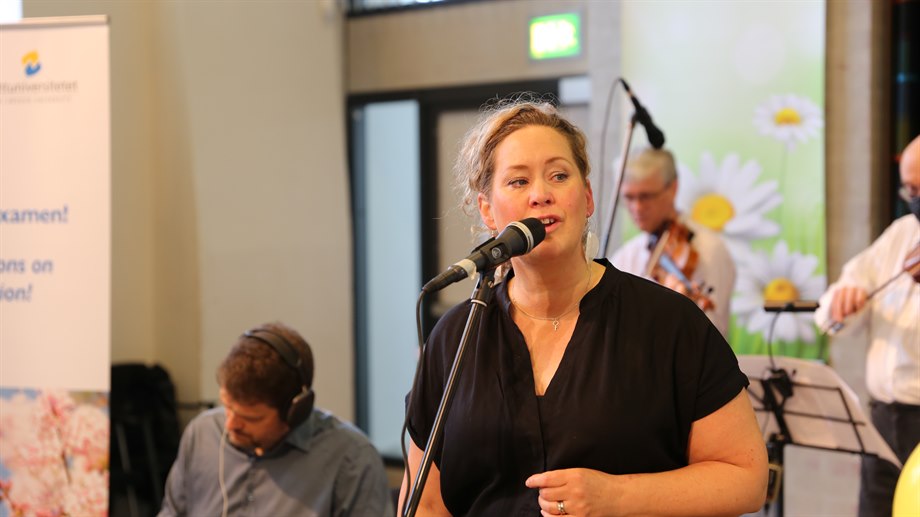 Lina O Lindström sjunger på avslutningen 2023med ack. av David Nyström