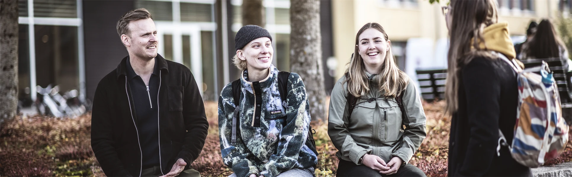 Fyra studenter utanför Campus Östersund