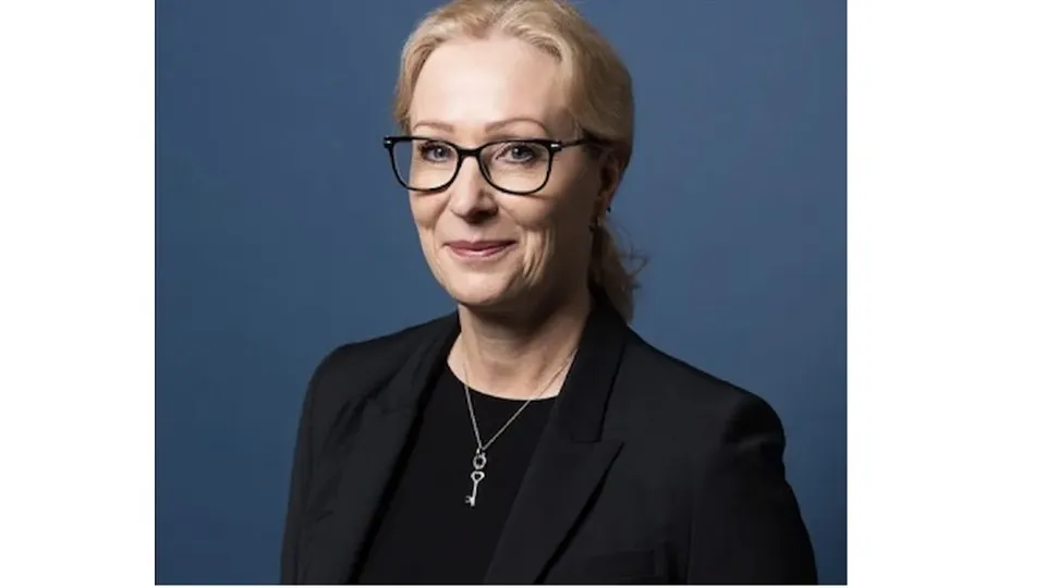 woman with blond ponytail