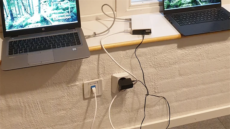 Två datorer utställningsbildspel