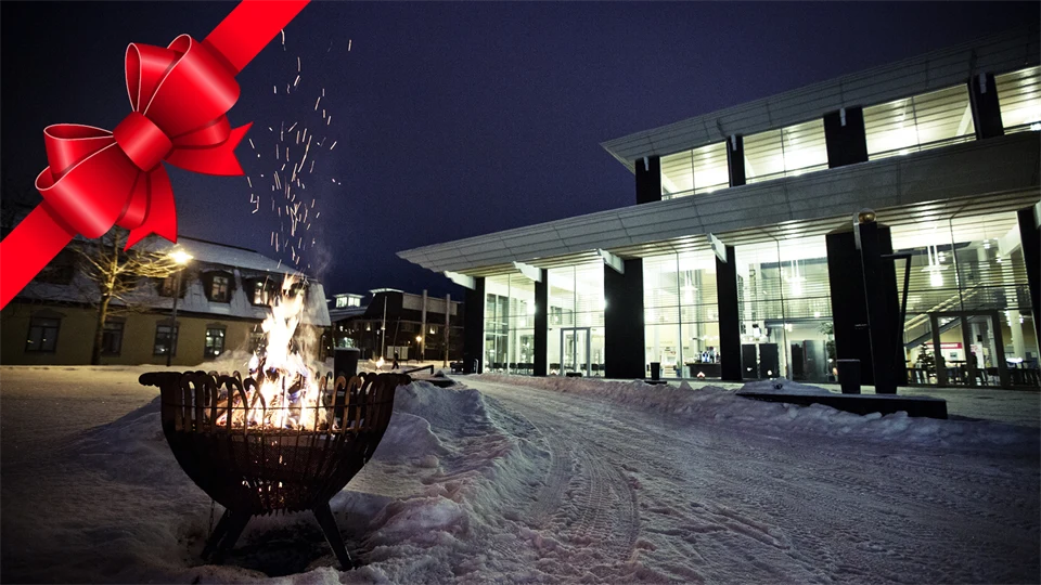 Campus Östersund with a fire basket and a red Christmas bow