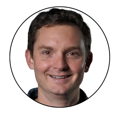 En man med brunt hår och bruna ögon.