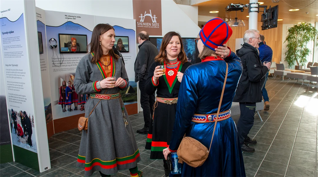 Tre kvinnor i sydsamiska dräkter.