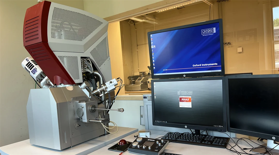 Scanning electron microscope with displays in a laboratory environment.