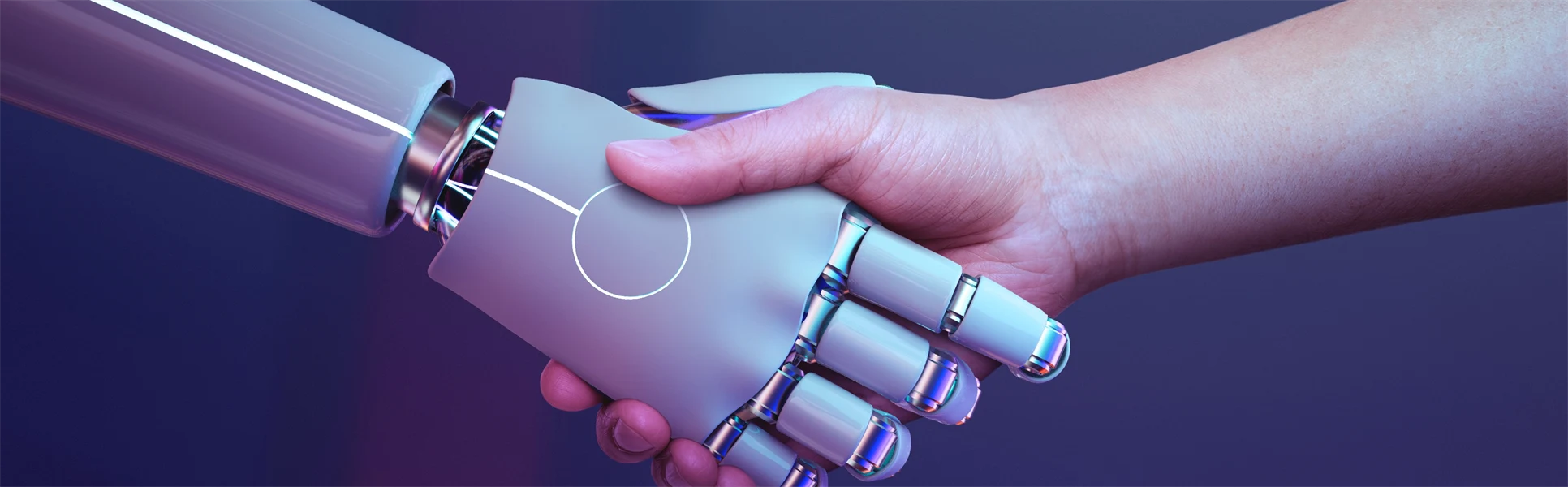 En robothand och en mänsklig hand som hälsar i ett handtag.